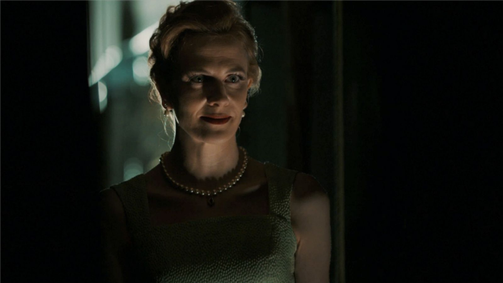 El Ministerio del Tiempo - Marta explica a Pacino porqué ayuda a los rusos a secuestrar a Hitchcock