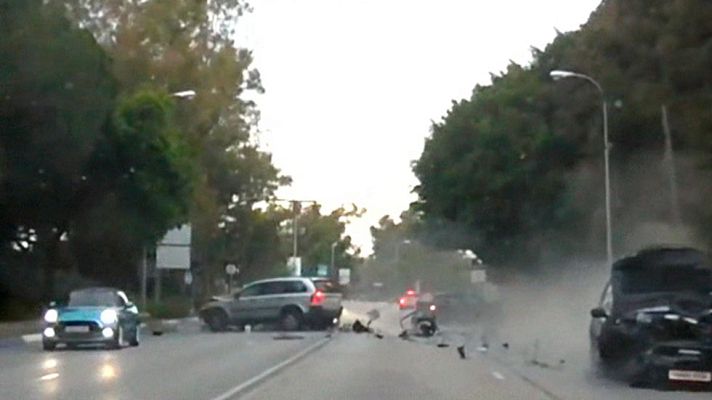 Telediario 1 - Un conductor atropella a un grupo de personas con las que había discutido en un local de Puerto Banús