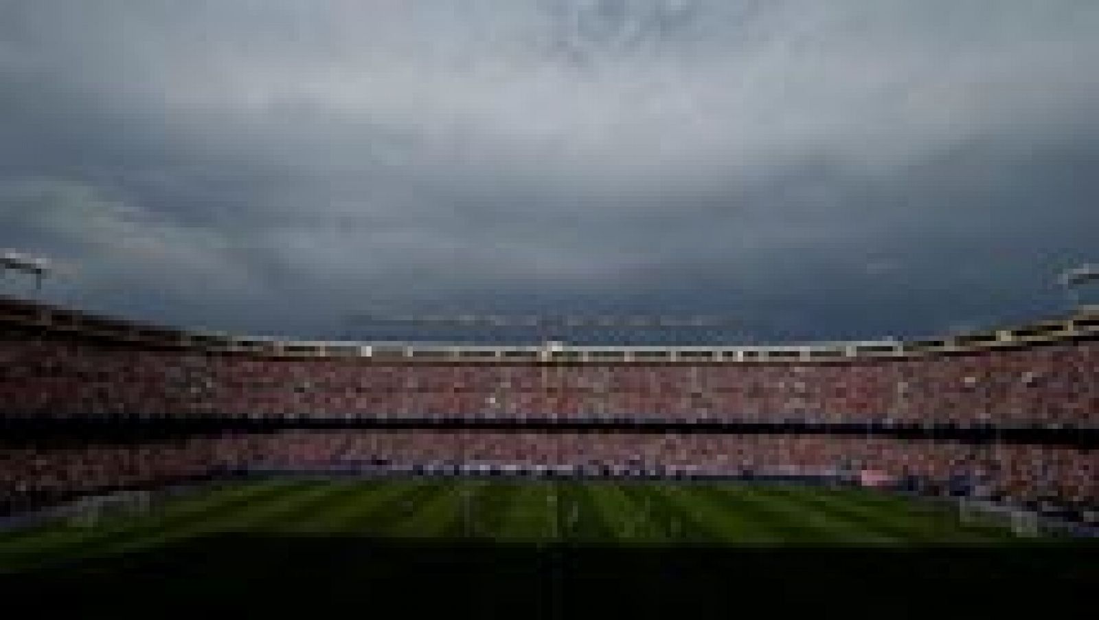 Los aficionados atléticos siguen arrancando los asientos del Calderón | Ver
