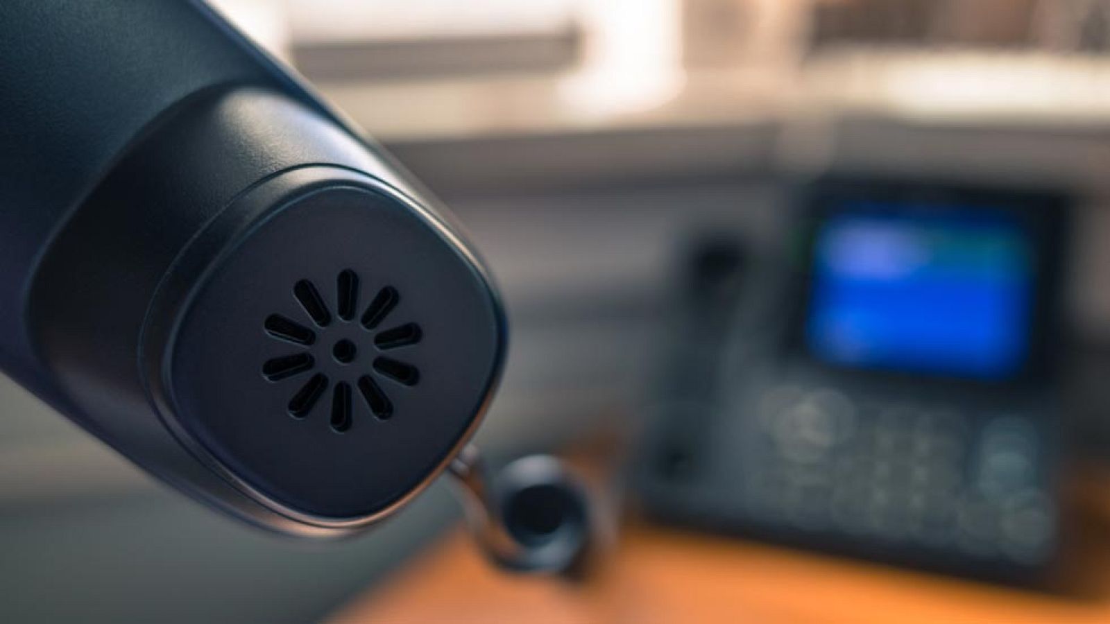 Un juzgado de Valencia ha prohibido a una empresa de telefonía movil comunicarse con un excliente y su familia mientras se resuelve una denuncia por acoso telefónico presentada contra la compañía. Es la primera vez que se toma una medida cautelar de