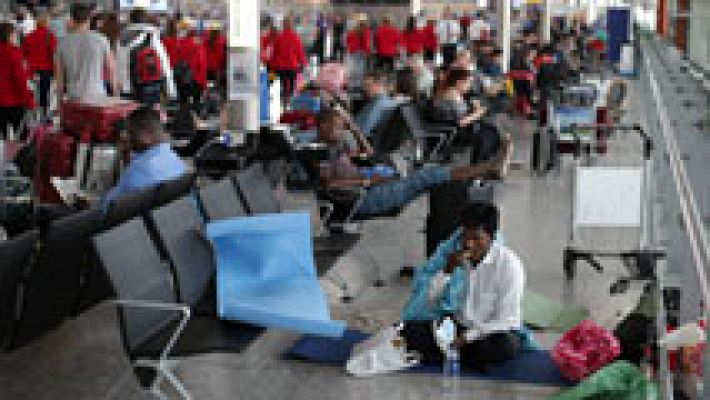 Telediario 1 - El consejero delegado de British Airways descarta dimitir por el caos aéreo del fin de semana