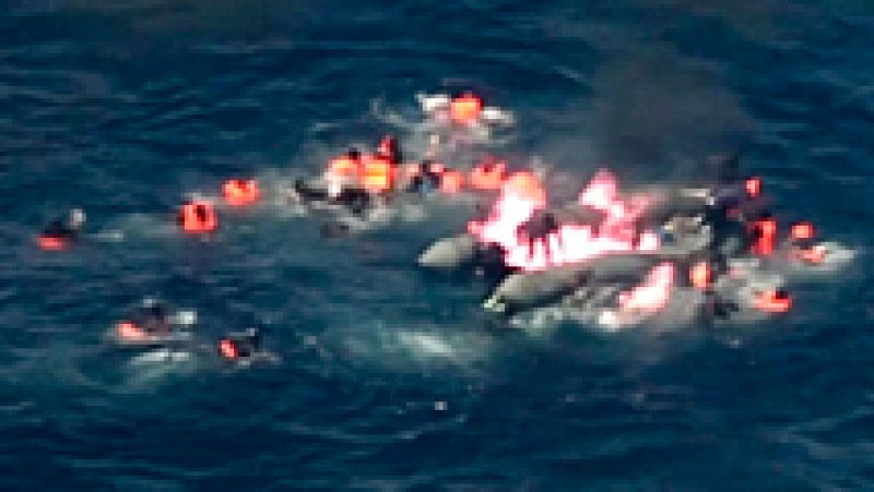 Rescate al límite de 34 inmigrantes a bordo de una patera en llamas