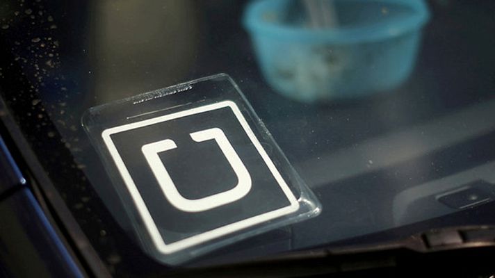 Telediario 1 - Algunos conductores de empresas como Cabify o Uber dicen sentirse hostigados por los taxistas
