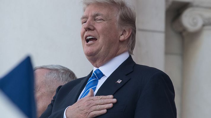 Telediario 1 - Trump canturrea y se mueve al son del himno de EE.UU. en un acto solemne a los caídos