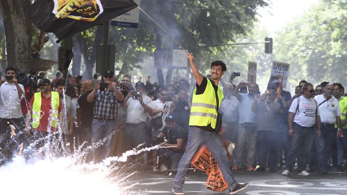 Telediario 1 - Los taxistas protestan en Madrid contra la "competencia desleal" de Uber y Cabify