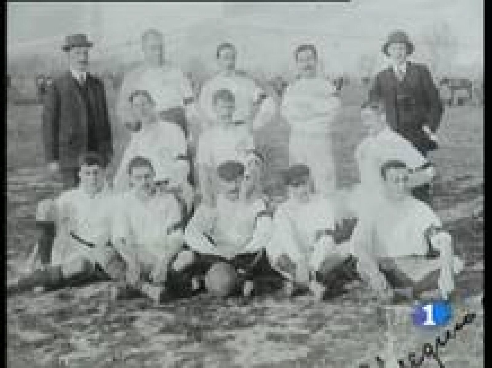 La Liga española de fútbol cumple 80 años. Desde que el Barça inscribiera su nombre como primer ganador ha llovido mucho, tanto que ahora es su eterno rival el que ostenta el mayor número de títulos.  