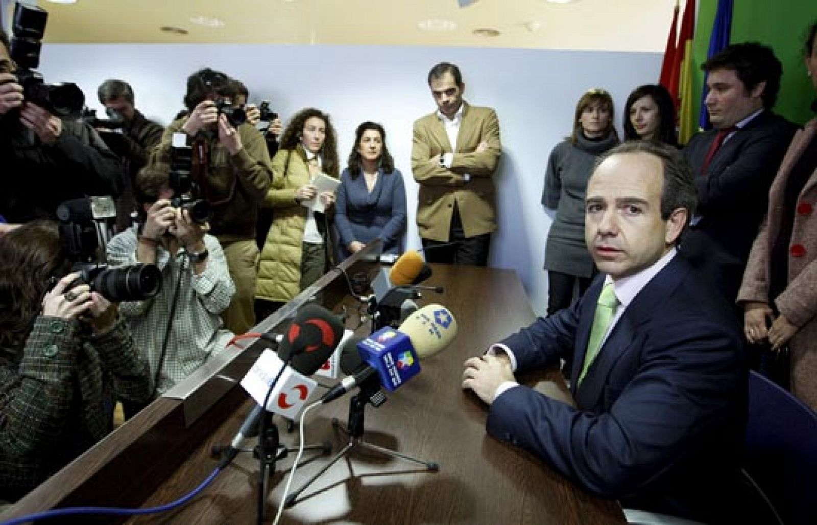 La presunta trama de corrupción que investiga el juez Garzón provoca que cuatro cargos del PP presenten su dimisión | Ver