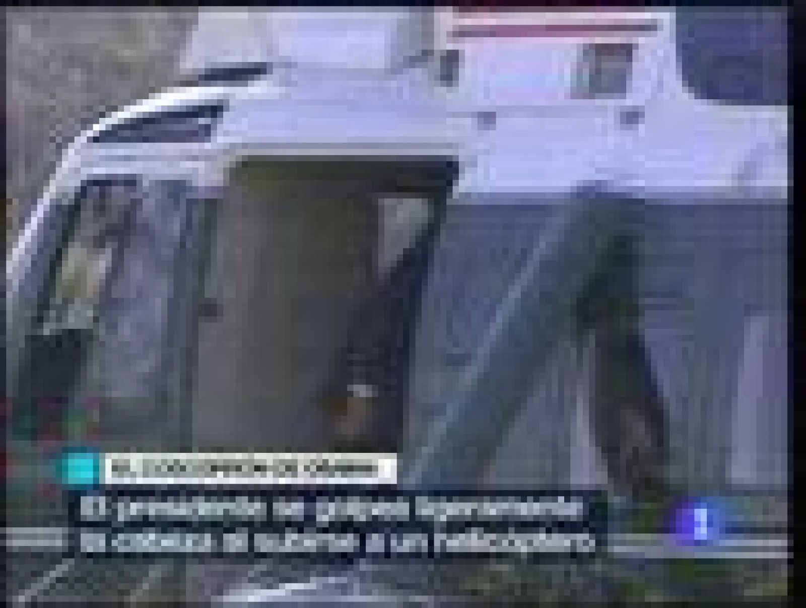 Obama se golpea la cabeza al subirse al helicóptero presidencial | Ver