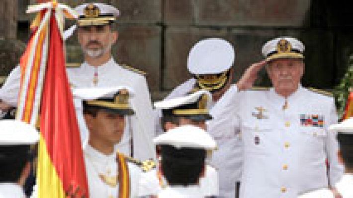 El Rey Felipe y Don Juan Carlos reciben honores en el 300 aniversario de la Escuela de Oficiales de la Armada