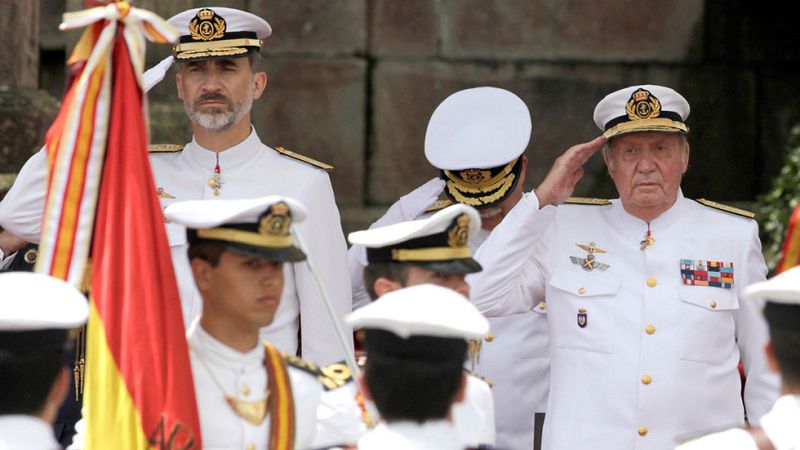 El Rey Felipe y Don Juan Carlos han recibido honores de ordenanza en aguas de la ría de Pontevedra. 