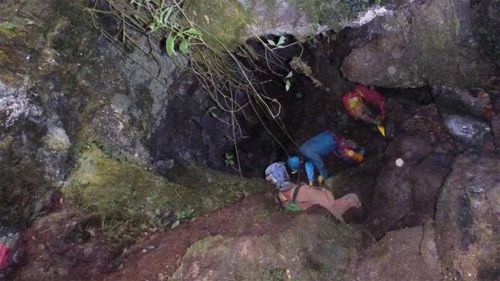Telediario 1 - Un espeleólogo fallece en una gruta de Bizkaia