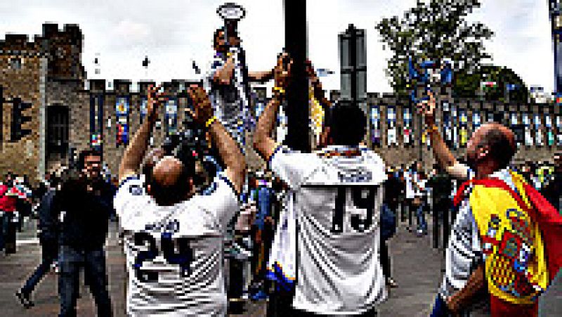 Muchos de los aficionados del Real Madrid que han conseguido entrada para la final de la Liga de Campeones que se disputa esta noche en Cardiff han pasado esta mañana por el aeropuerto de Barajas para volar al Reino Unido, mientras la Cibeles ya está