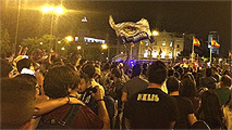 La aficin del Real Madrid no quiso esperar y, pocos minutos despus de que el equipo de Zinedine Zidane lograra la duodcima Copa de Europa/Liga de Campeones, se acerc a la plaza de la Cibeles para celebrar el ttulo. Con ms de 500 agentes de la P