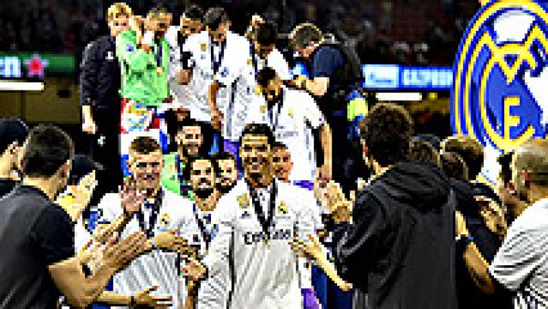 Sergio Ramos, capitn del Real Madrid, levant este sbado al cielo de Cardiff el trofeo que acredita al conjunto blanco como campen de la Liga de Campeones por duodcima vez.