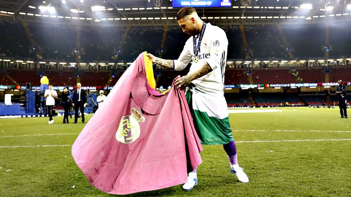 Telediario 1 - Sergio Ramos no se separó de la orejona hasta llegar a Madrid