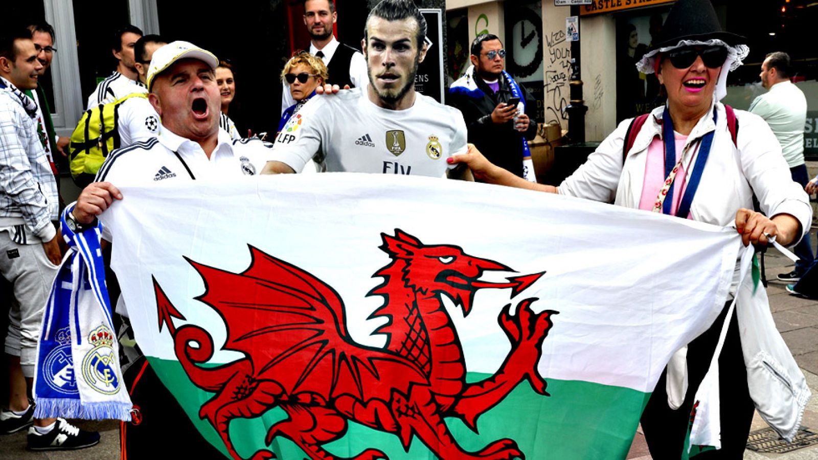 Los hinchas celebraron la orejona por las calles de la capital de Gales desde que el árbitro pitó el final del partido.