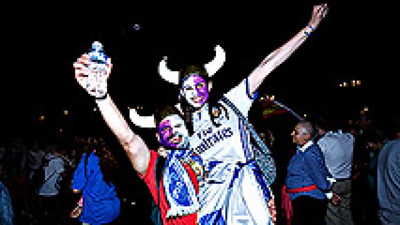 Miles de aficionados del Real Madrid inundan de color blanco la plaza de Cibeles para celebrar la duodécima Copa de Europa lograda por su equipo tras derrotar 1-4 a la Juventus en la final disputada en Cardiff.