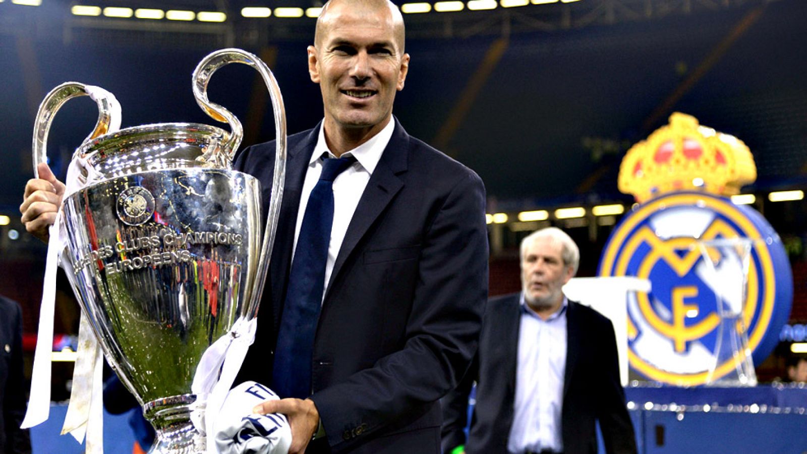 El entrenador del Real Madrid, Zinédine Zidane, confesó que era un  "día histórico para todos los madridistas" por la consecución de la  Liga de Campeones por segundo año consecutivo y por haber firmado un  doblete casi 60 años después.
