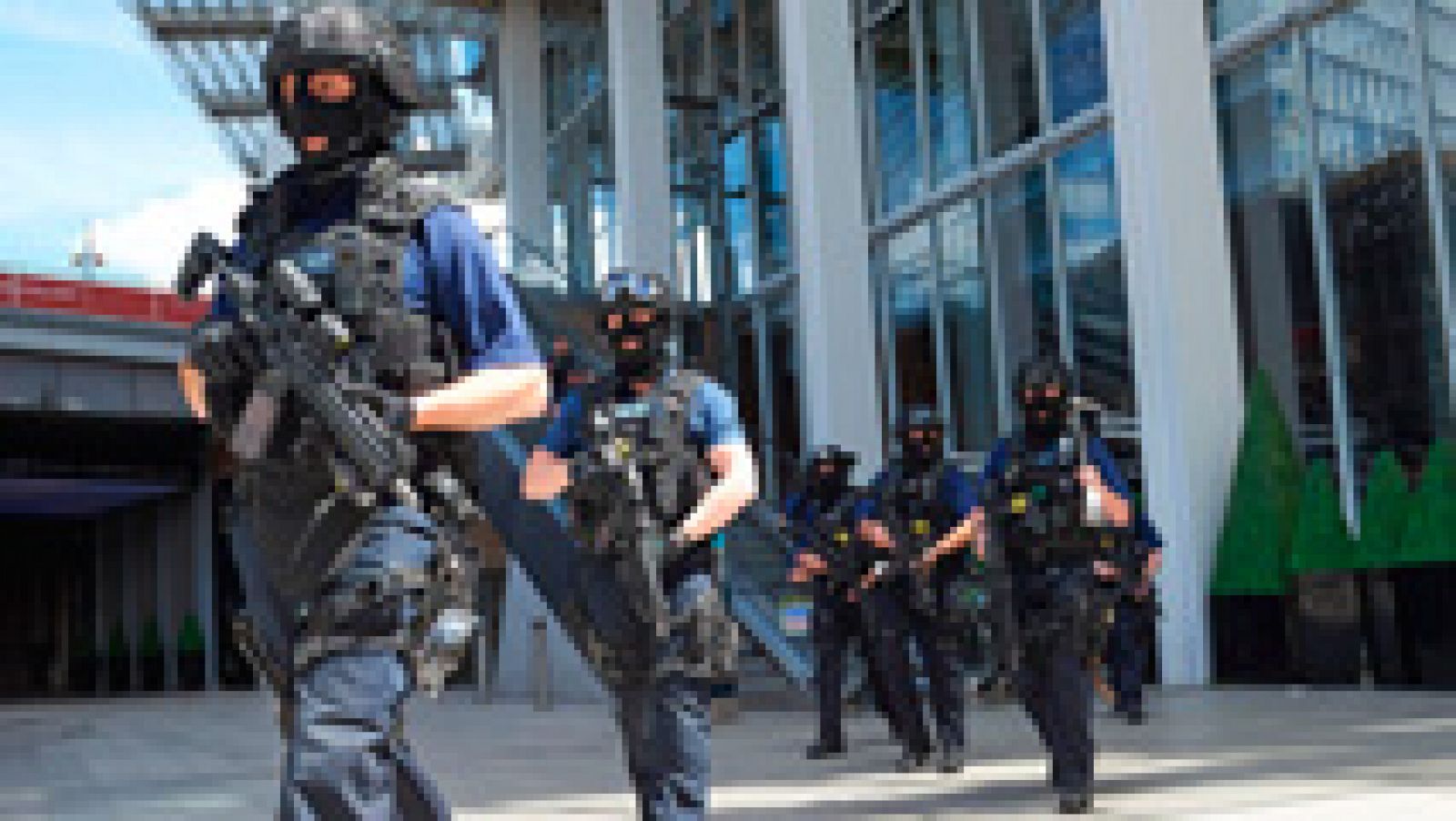 Informativo 24h: Los policías que abatieron a los terroristas en Londres dispararon entre todos "alrededor de 50 balas" | RTVE Play