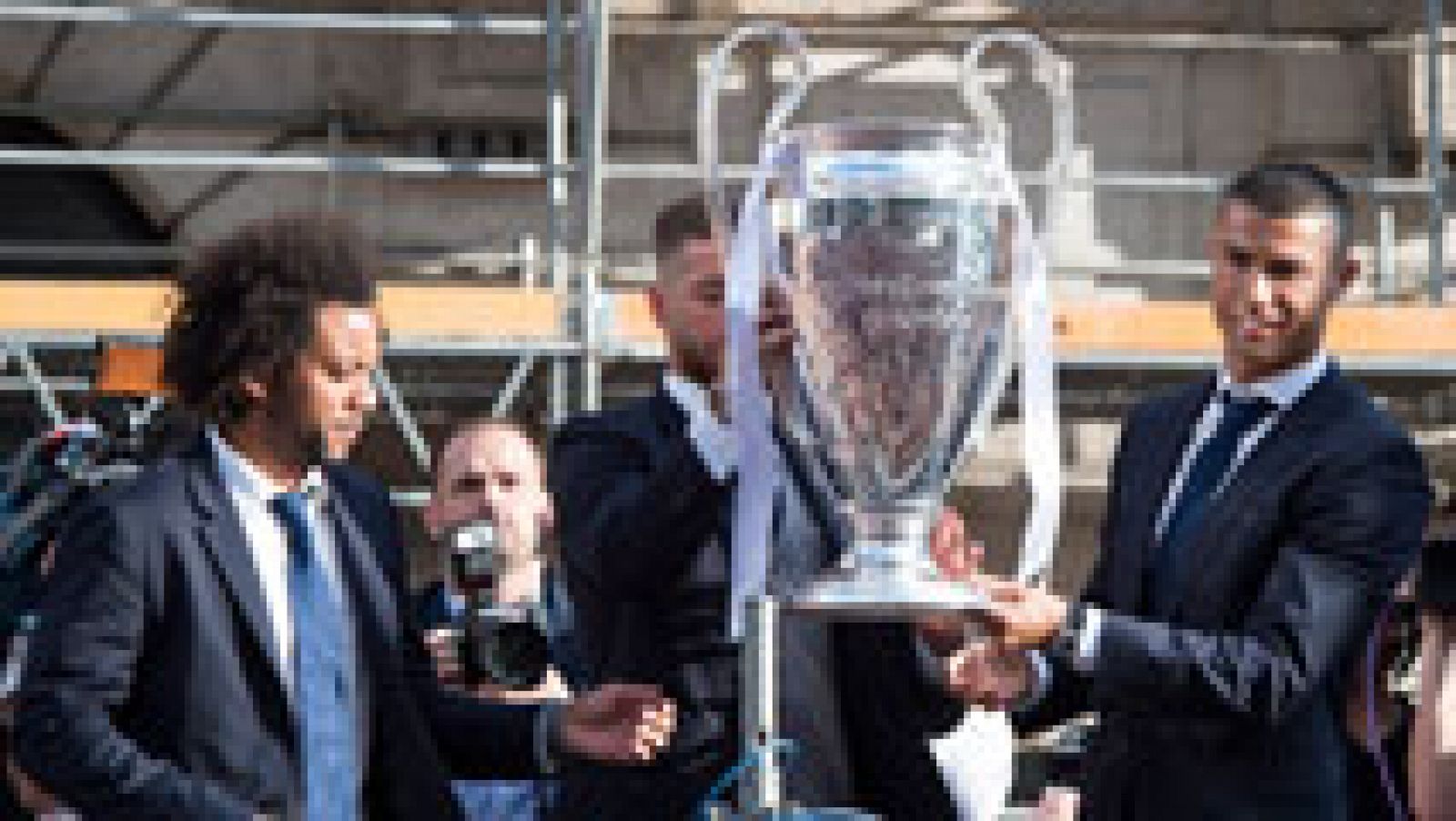 Telediario 1: Los capitanes ofrecen la Champions a la afición | RTVE Play