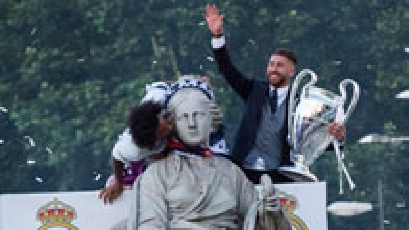 Ramos y Marcelo visten de blanco a la Cibeles