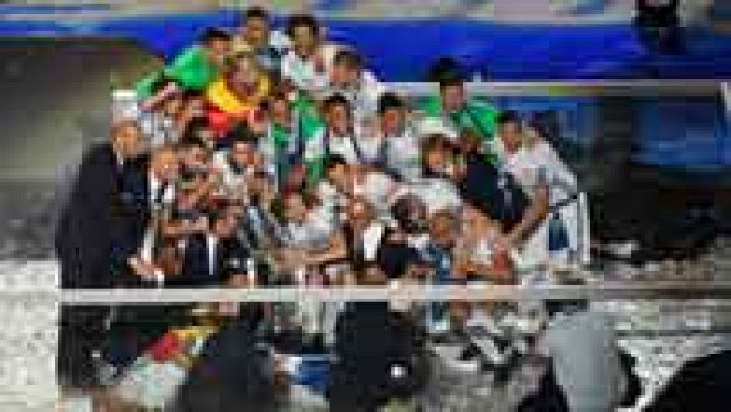 El Bernabu acogi la gran fiesta final de la 'Duodcima' Copa de Europa conquistada por el Real Madrid. Los jugadores blancos celebraron el ttulo con su aficin en su estadio.