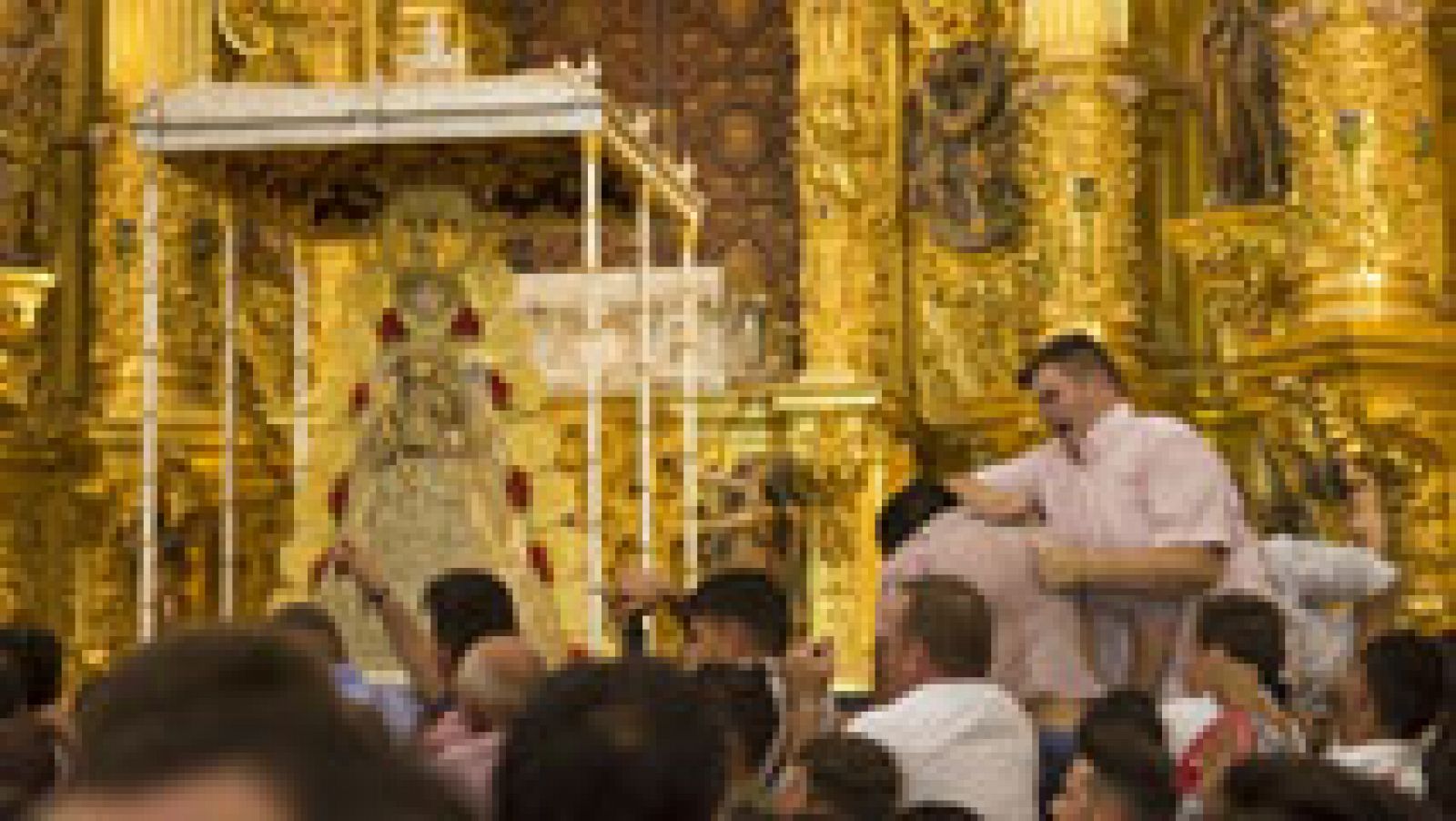 Telediario 1: La Virgen del Rocío deja la ermita para recorrer la aldea | RTVE Play