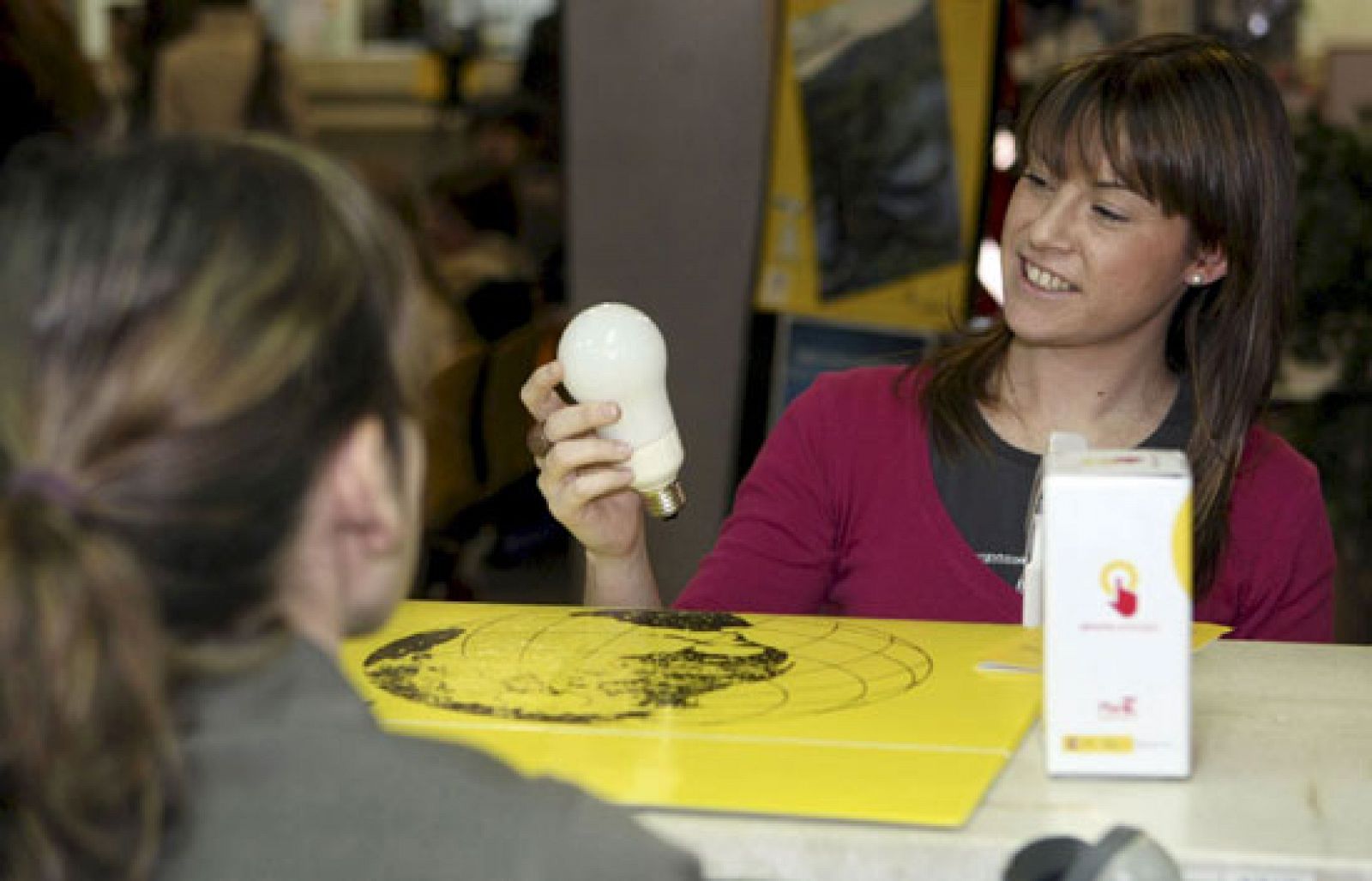 En Zaragoza se reparten las bombillas de bajo consumo que Industria prometió distribuir gratis este año