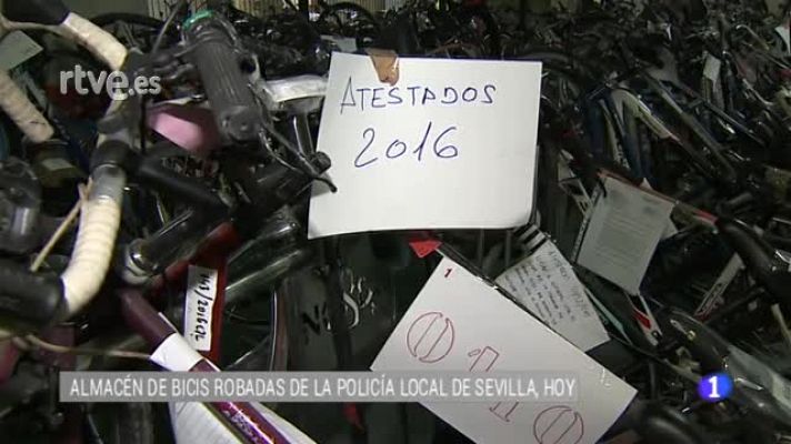 La policía local de Sevilla expone bicicletas robadas a la espera de que aparezcan sus propietarios