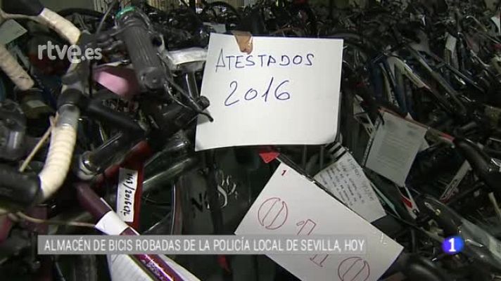  - La policía local de Sevilla expone bicicletas robadas a la espera de que aparezcan sus propietarios