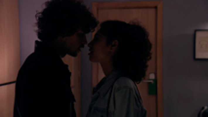 Salima besa a Eugenio