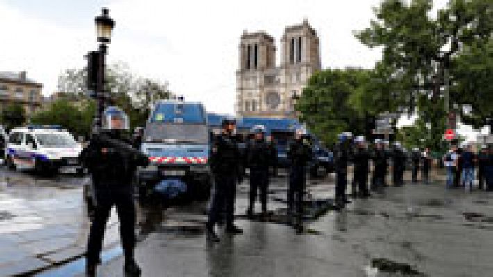  - Un policía francés repele un ataque frente a la catedral de Notre Dame, en París