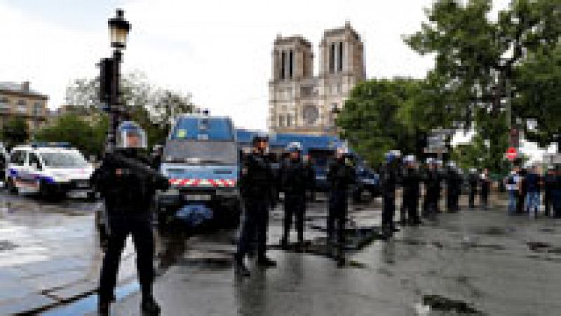 Un policía francés repele un ataque frente a la catedral de Notre Dame, en París