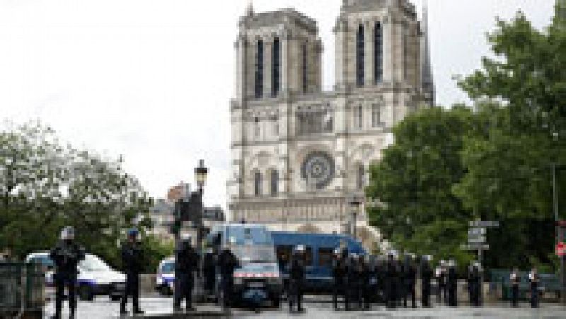 Una patrulla de policía repele el ataque de un hombre con un martillo junto a Notre Dame
