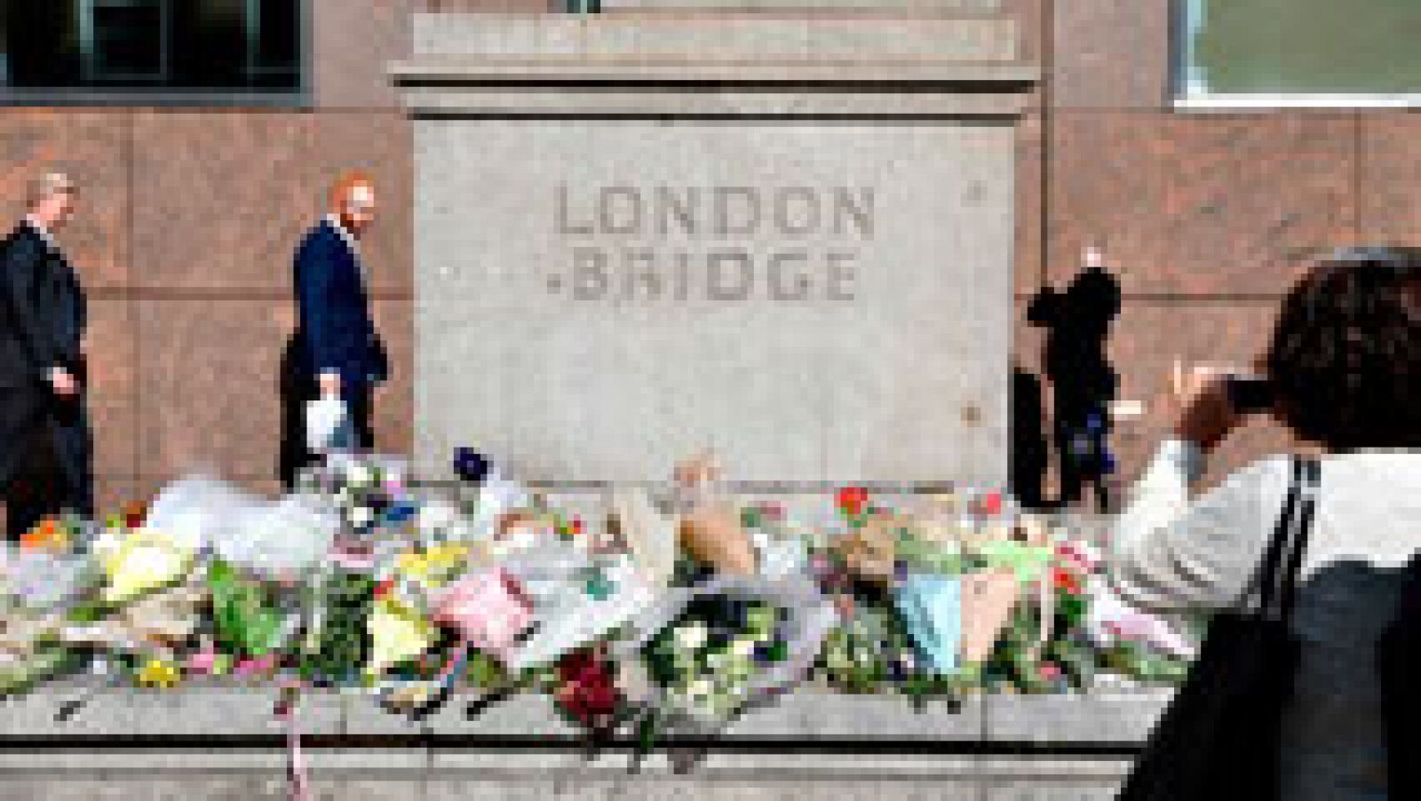Telediario 1: La lentitud de la identificación de las víctimas del atentado de Londres irrita a las familias | RTVE Play