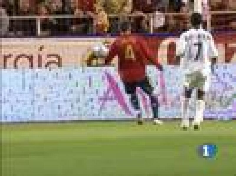 Fernando Llorente ha marcado el segundo gol de la selección, tras una falta lanzada magistralmente por Xavi. El delantero ha rematado de cabeza el balón al fondo de la red 