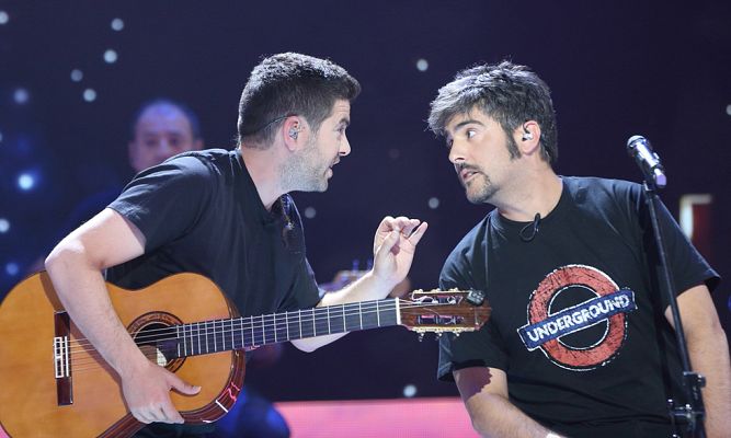 Estopa recibe la pajarita roja de 'No es un sábado cualquiera'