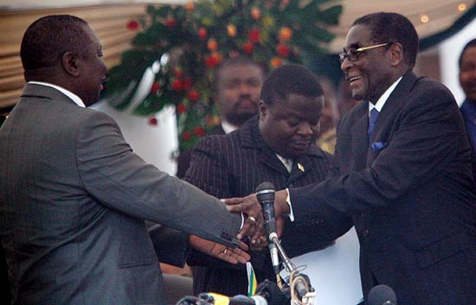 Mugabe comparte el poder con Tsvangirai