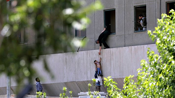 Informativo 24h - El Estado Islámico perpetra un doble atentado en Teherán con doce muertos