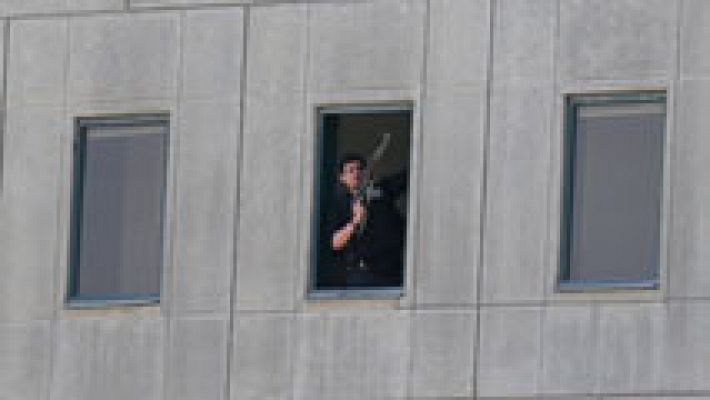 Telediario 1 - Al menos 12 muertos y 39 heridos en un doble atentado contra el Parlamento iraní y el mausoleo de Jomeini