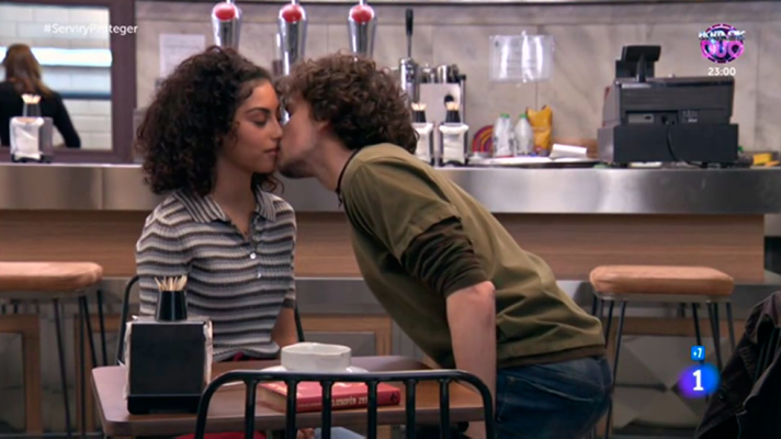 Servir y proteger - Eugenio devuelve el beso a Salima