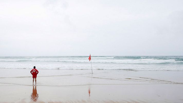 El tiempo - Las tormentas, el viento y las olas ponen en riesgo  a ocho provincias, con máximas superiores a los 36º C