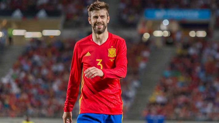Telediario 1 - Piqué: "Los medios hacéis que me vuelvan a pitar"