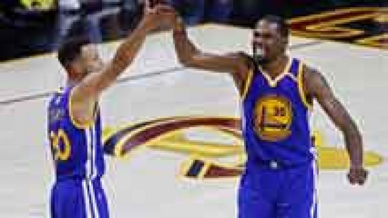 Los Golden State Warriors han sumado la tercera victoria en las Finales de la NBA contra los Cavaliers (113-118) y se han quedado a un triunfo de conseguir el anillo de campeones.