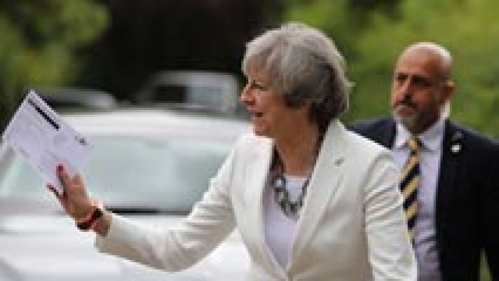 La primera ministra británica, Theresa May, llega a votar