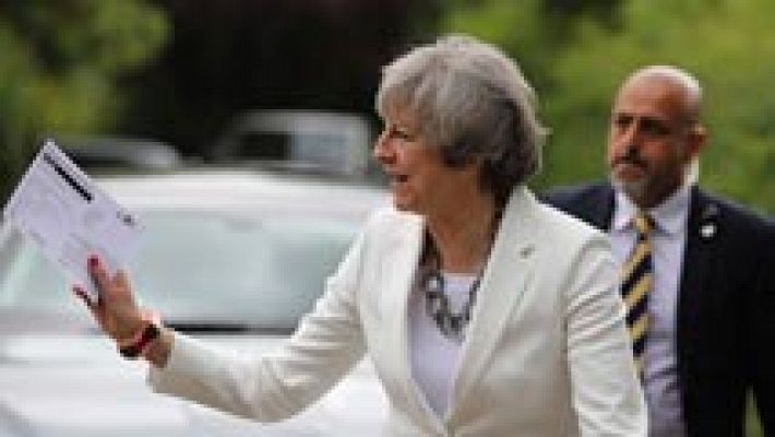 La primera ministra británica, Theresa May, llega a votar