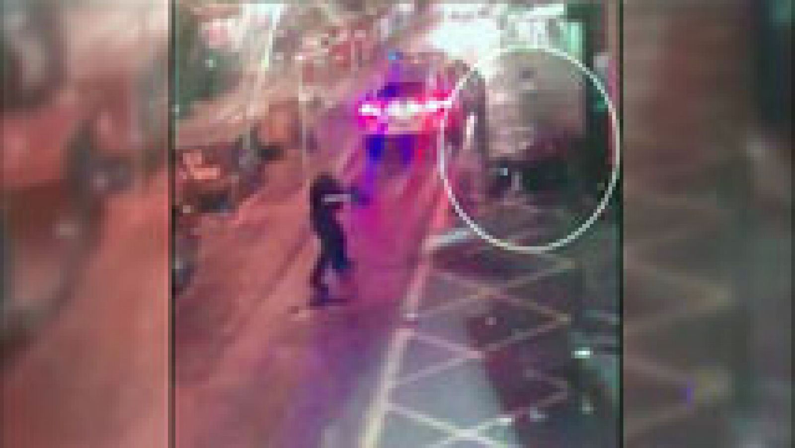 Telediario 1: Nuevas imagenes muestran cómo la policía abatió a los tres terroristas cuando estos acuchillaban a una persona | RTVE Play