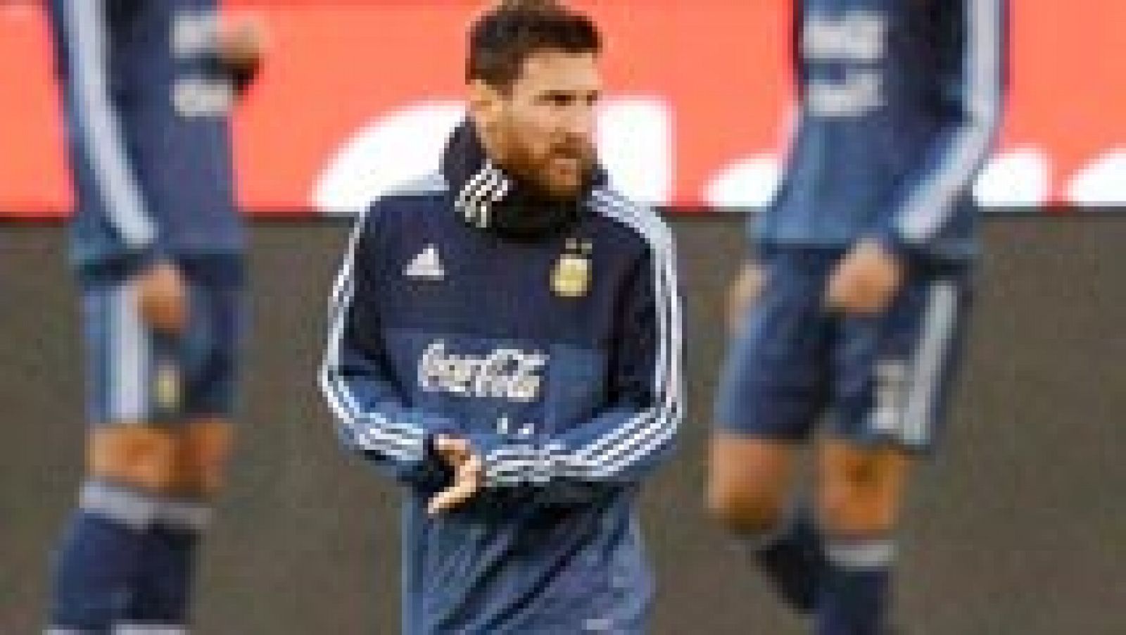 Telediario 1: Messi elogia a Cristiano: "Se supera cada año" | RTVE Play