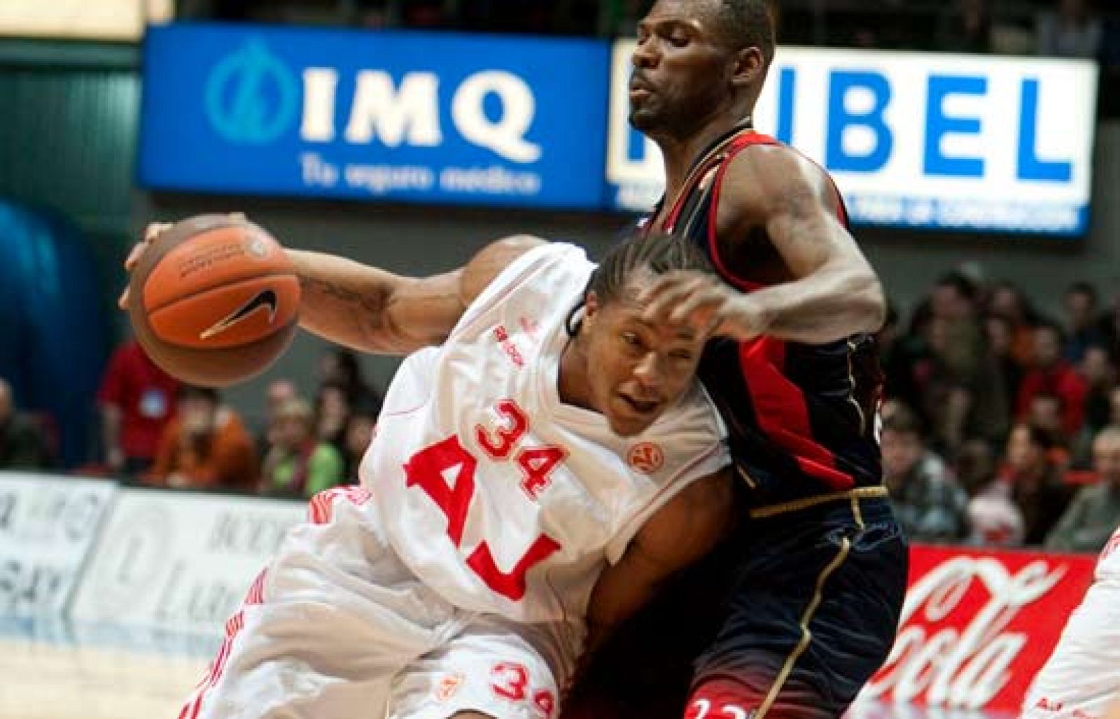 El Tau no dio opción al Armani Jeans en Vitoria, mientras que el Unicaja perdió con el Partizan en Belgrado por un sólo punto y con polémica en el último segundo (12/02/2009).  