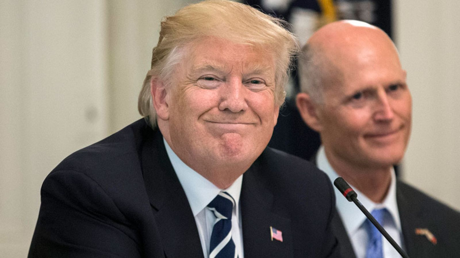 Donald Trump dice sentirse reivindicado y que James Comey es un filtrador